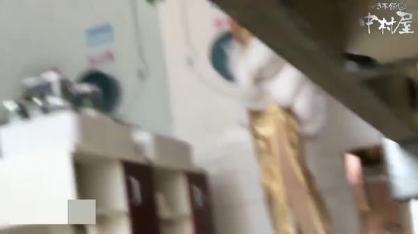 牛人潜入商超女厕偷拍各类美女尿尿